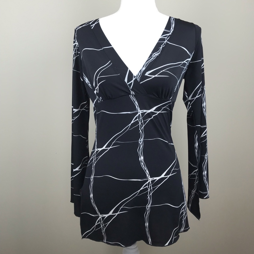 Unit v-neck top with slit bell sleeves